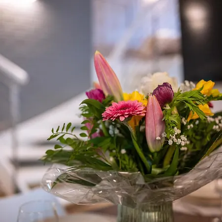 Exklusive Und Grosszuegige 140 Qm In Top-lage Mit Kicker Fuer Bis Zu 8 Personen 아파트 마그데부르크