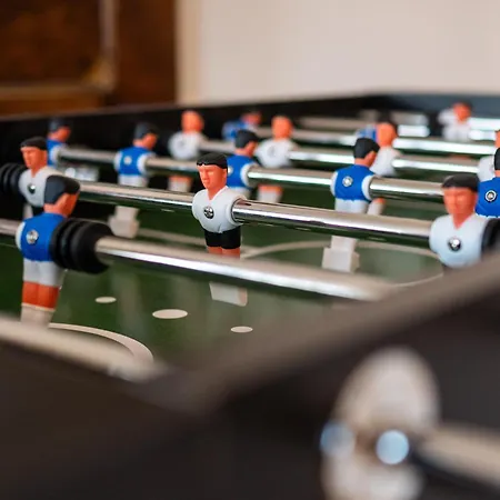 Exklusive Und Grosszuegige 140 Qm In Top-lage Mit Kicker Fuer Bis Zu 8 Personen * Magdeburg