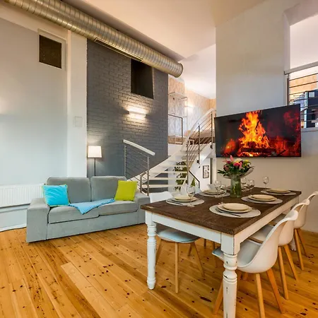 Exklusive Und Grosszuegige 140 Qm In Top-lage Mit Kicker Fuer Bis Zu 8 Personen 마그데부르크