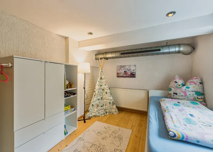 Exklusive Und Grosszuegige 140 Qm In Top-lage Mit Kicker Fuer Bis Zu 8 Personen Magdebourg